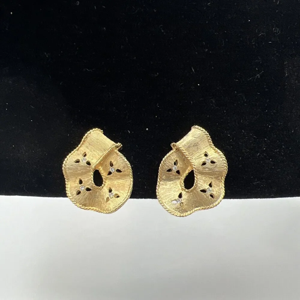Gold Plated Ribbon Lapel Pin Brooch and Clip-On Earrings Set Vintage Jewelry